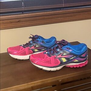 Brooks size 7 multi color sneaker